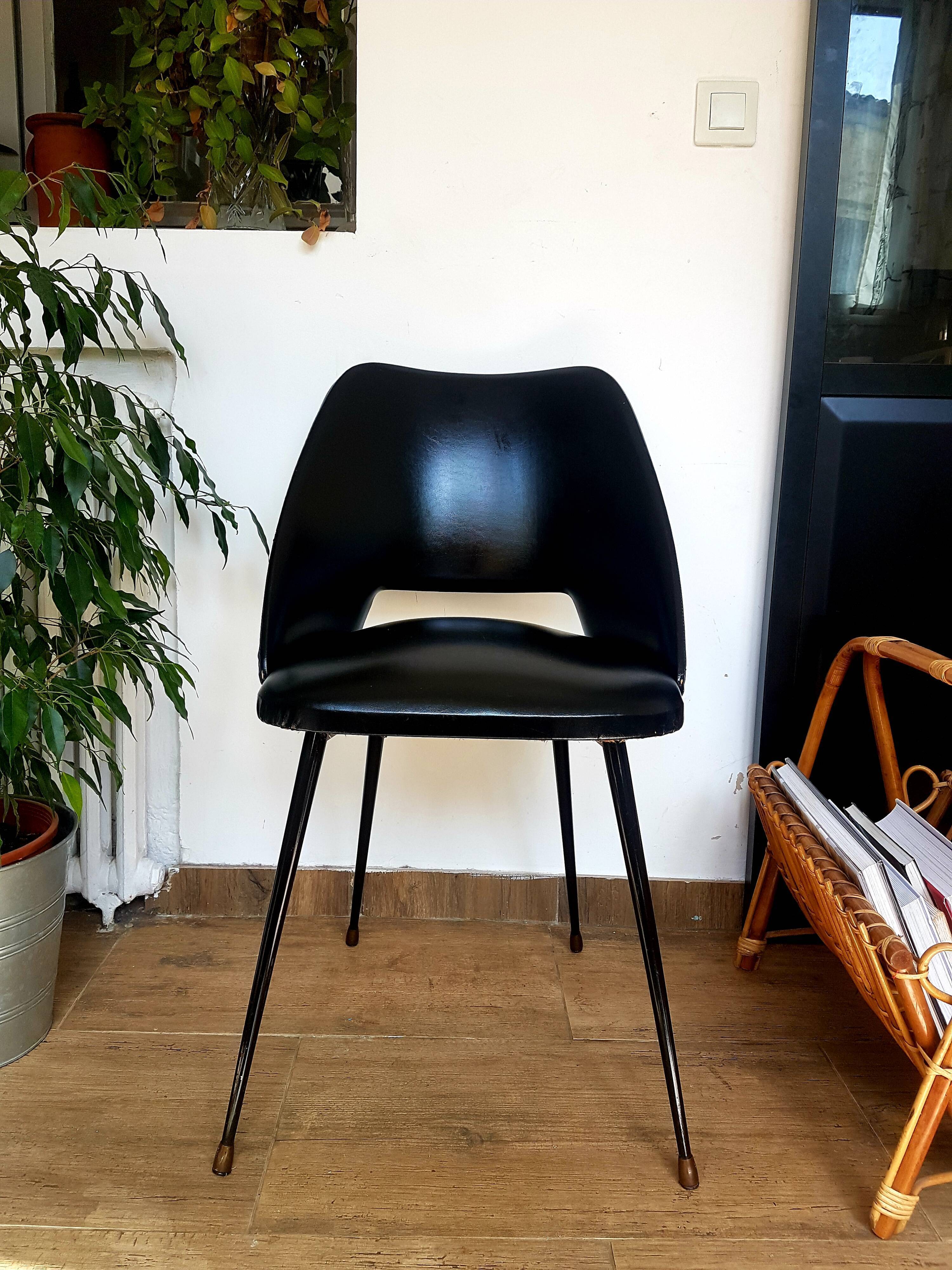 Chaise tonneau en skaï