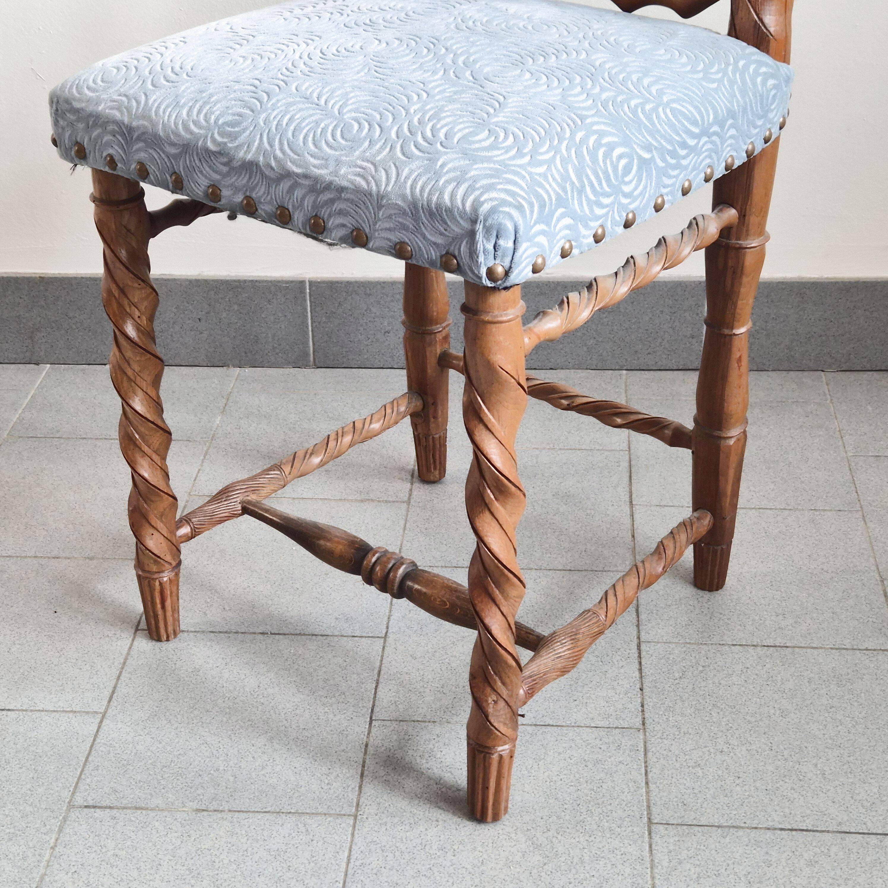 Chaise vintage en bois sculpté