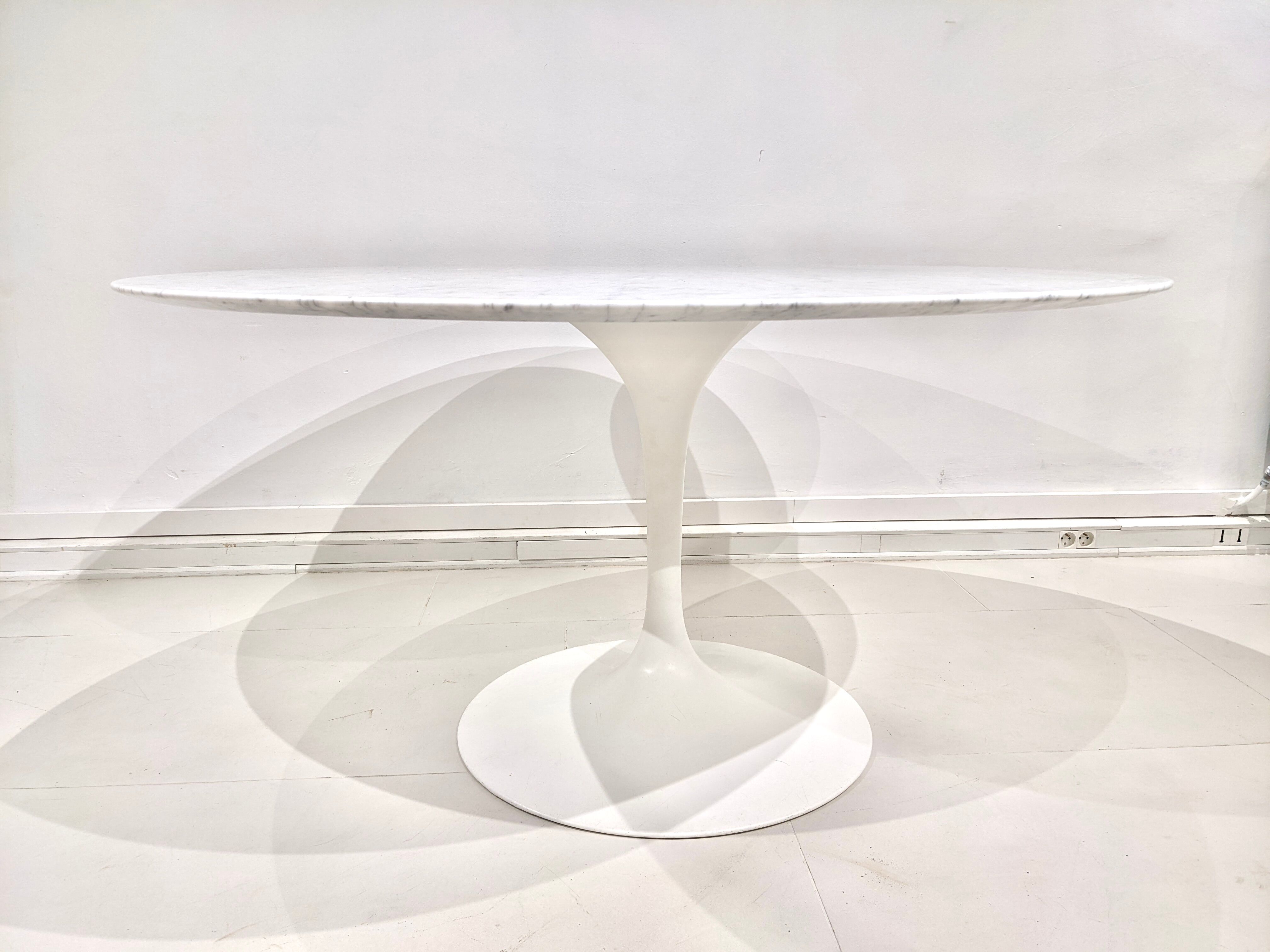 Round table in carrara mabre by Eero Saarinen for Knoll