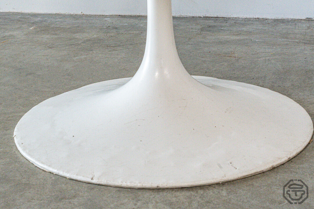 Eero Saarinen's Knoll tulip table