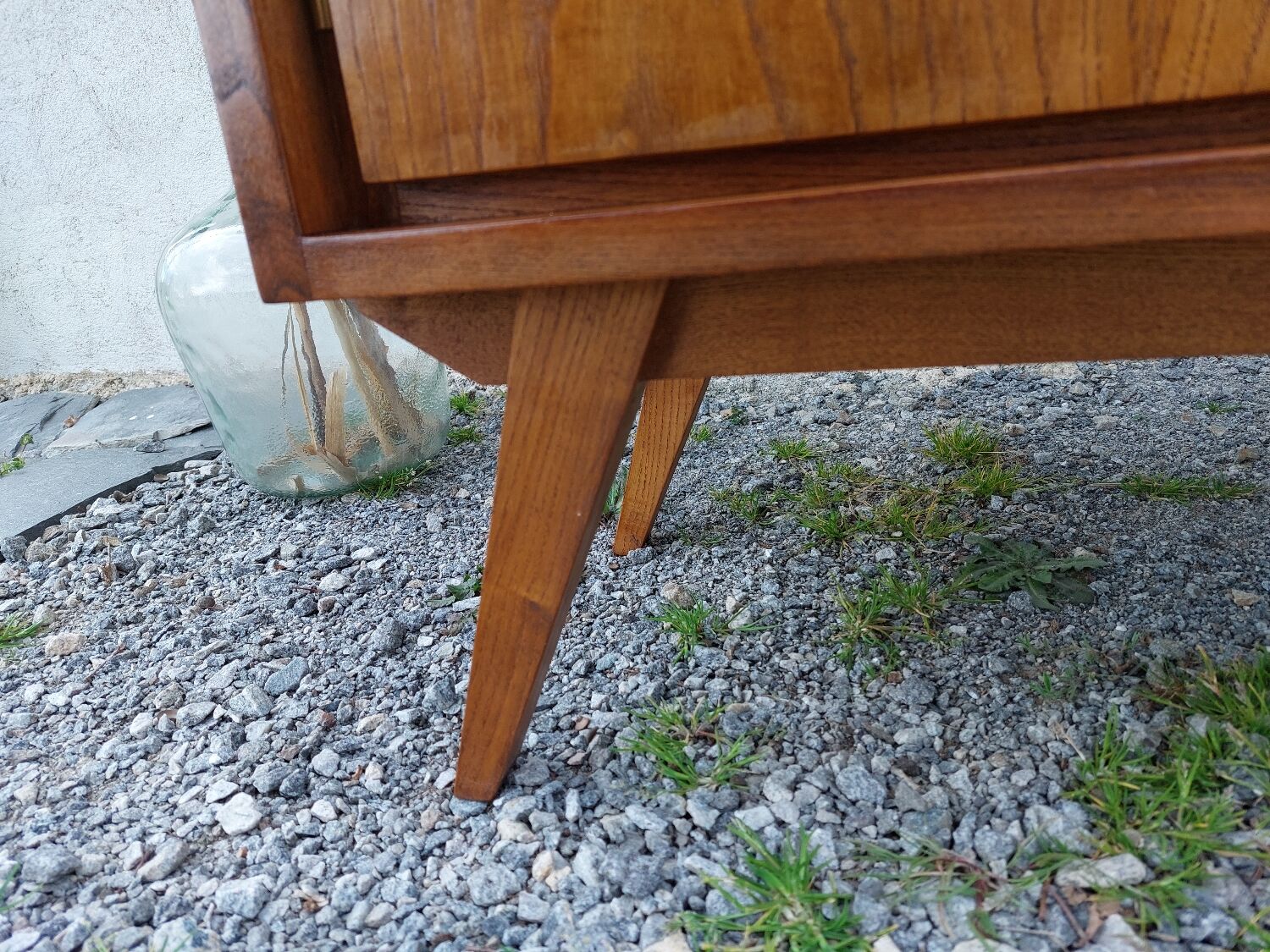 Compass feet sideboard