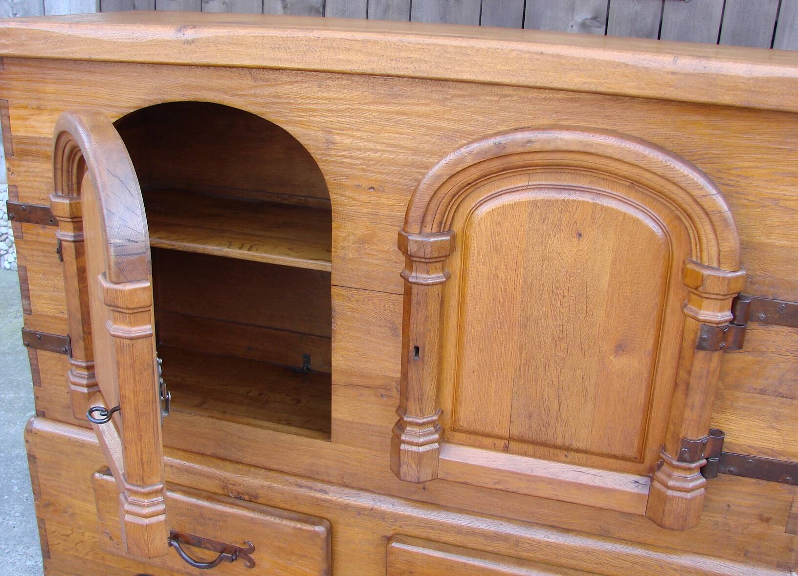 Rustic oak chest of drawers from the 1950s | Solid wood | Hand-forged fitti