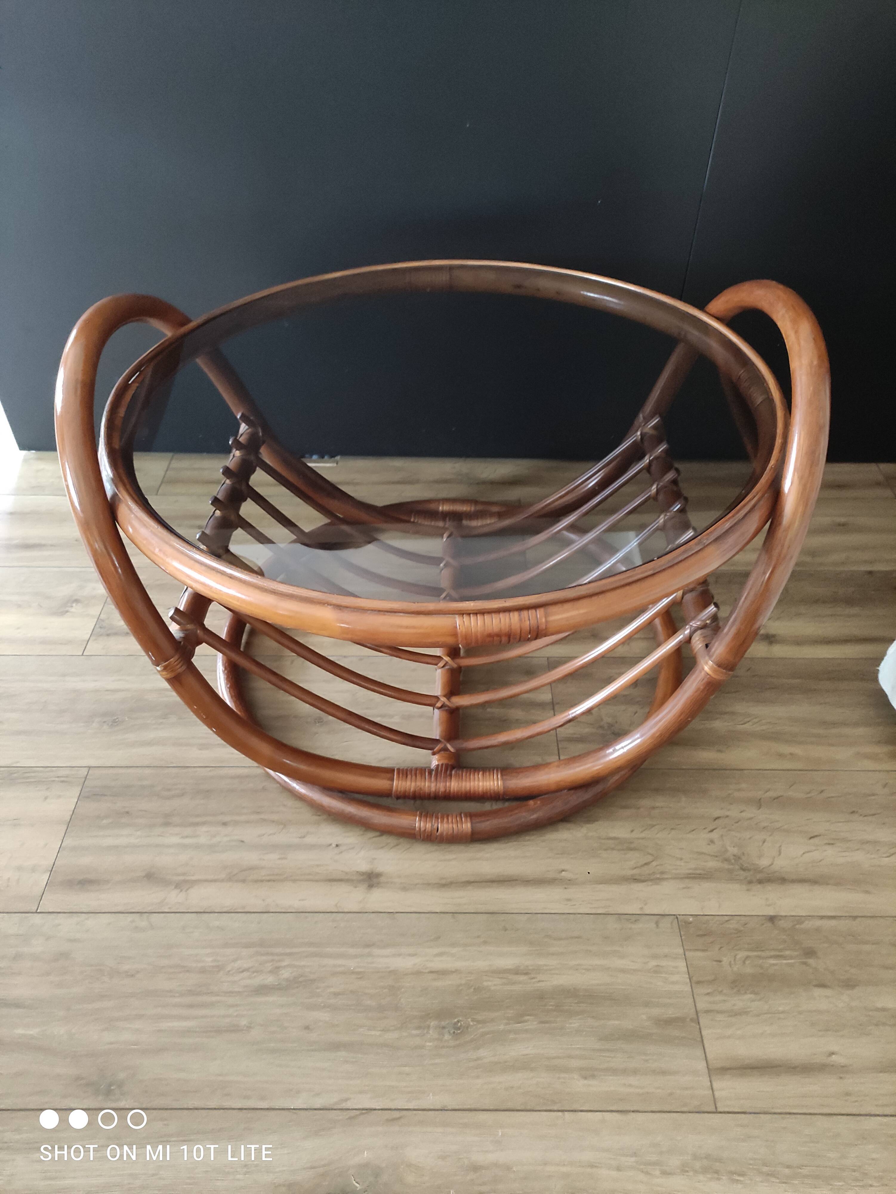 Grande table basse ronde vintage en rotin et verre fumé