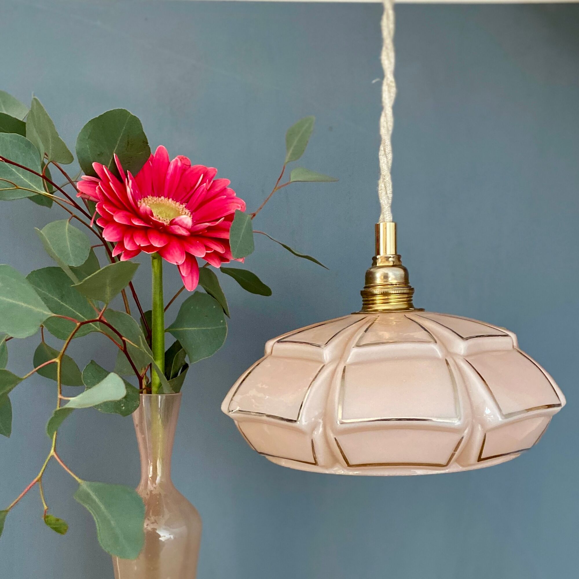 Suspension abat-jour vintage art déco en opaline rose