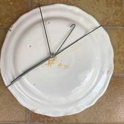 Assiette creuse en faïence de Moustiers décorée d'un oiseau, XIXe