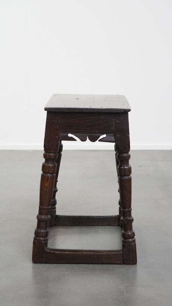 Tabouret anglais en chêne signé, XVIIe siècle