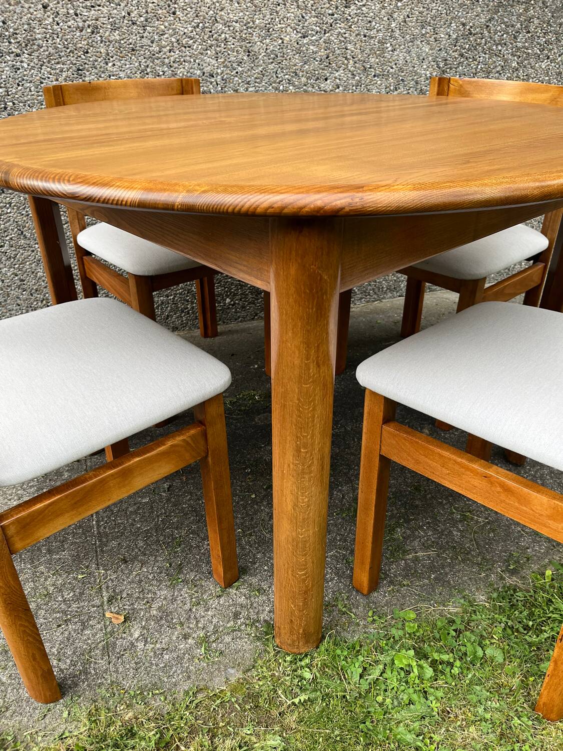 Table and 4 chairs set