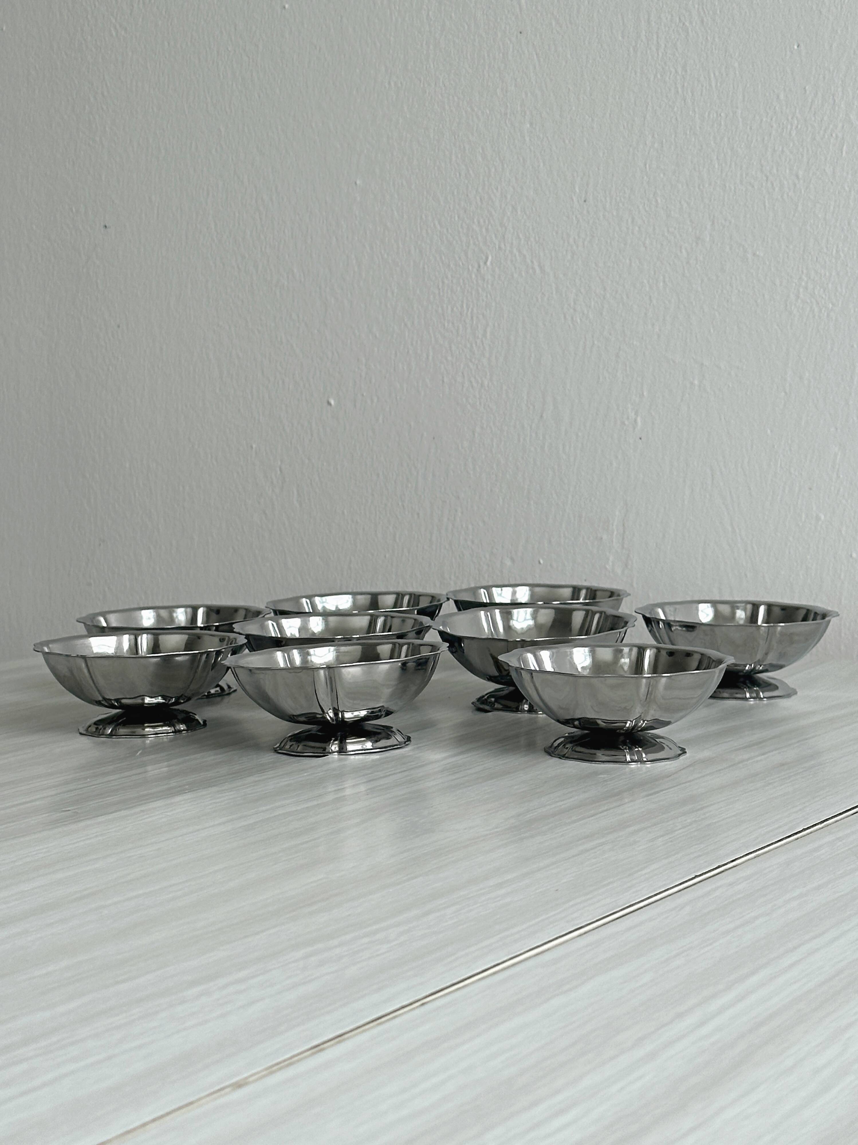 Lot de 9 coupelles basses en métal inox brillant
