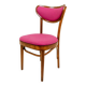 Chaise rétro en bois cintré de style classique, revêtement en laine fuchsia, rénovée.
