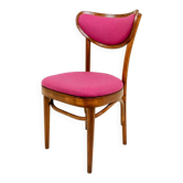Chaise rétro en bois cintré de style classique, revêtement en laine fuchsia, rénovée.