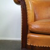 Ensemble ancien unique composé de 2 fauteuils club et d'un canapé en cuir couleur cognac à roulettes