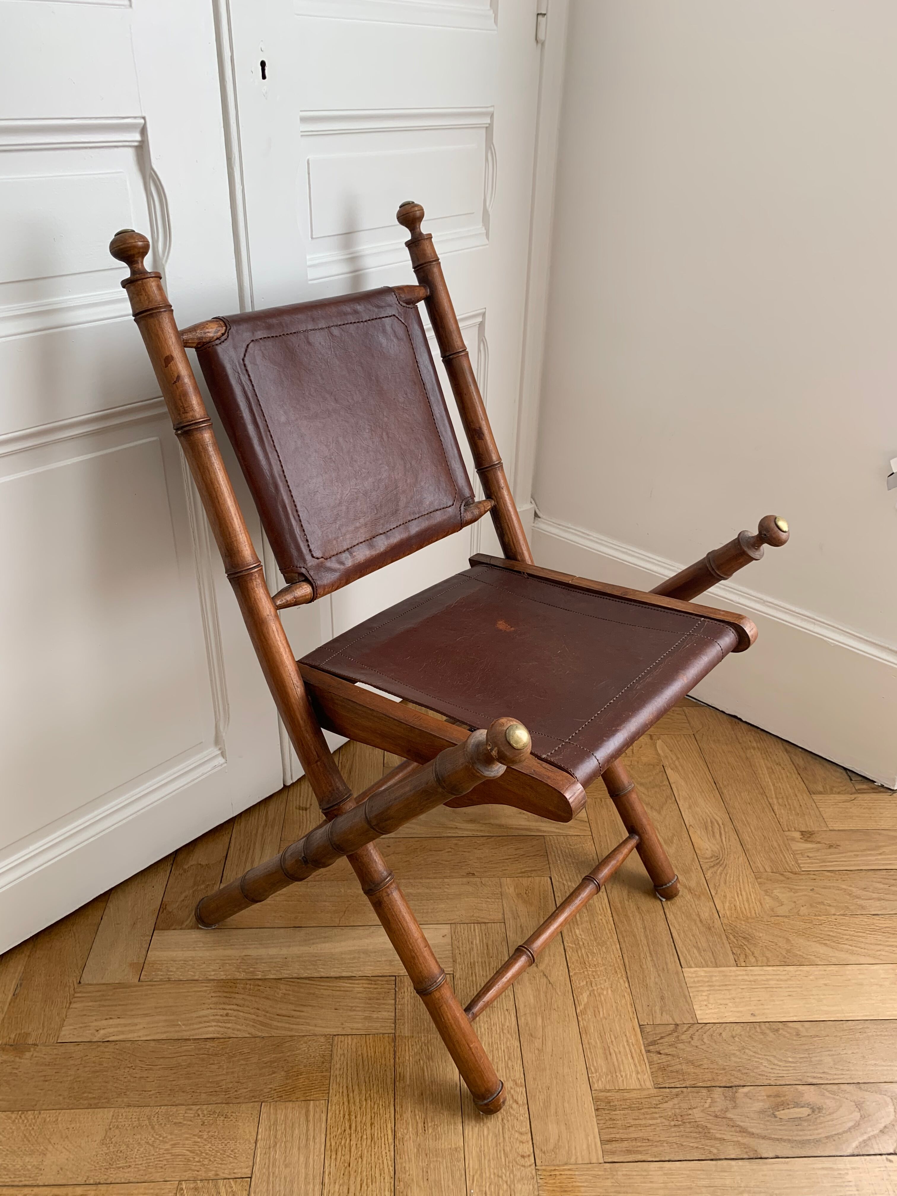 Lot de trois chaises d’officier pliantes bois et cuir