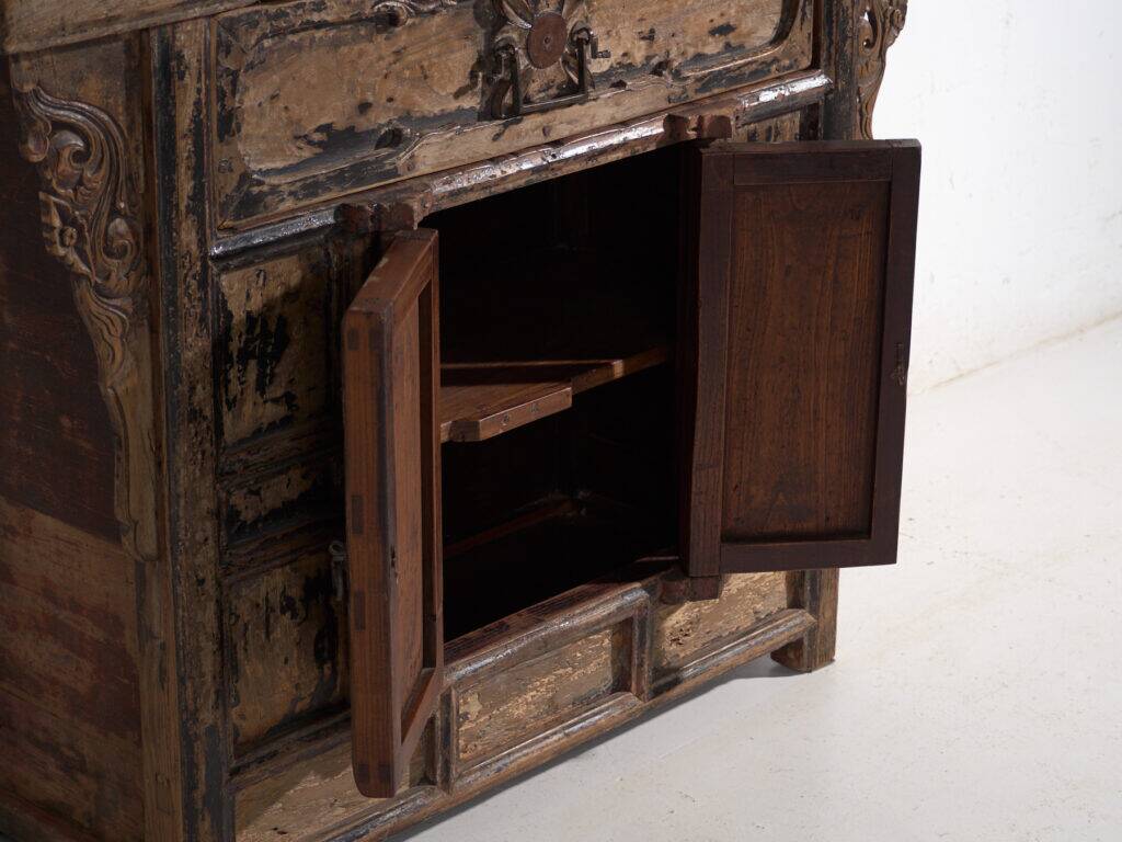 Buffet ancien en pin à panneaux sculptés – Chine, vers 1900