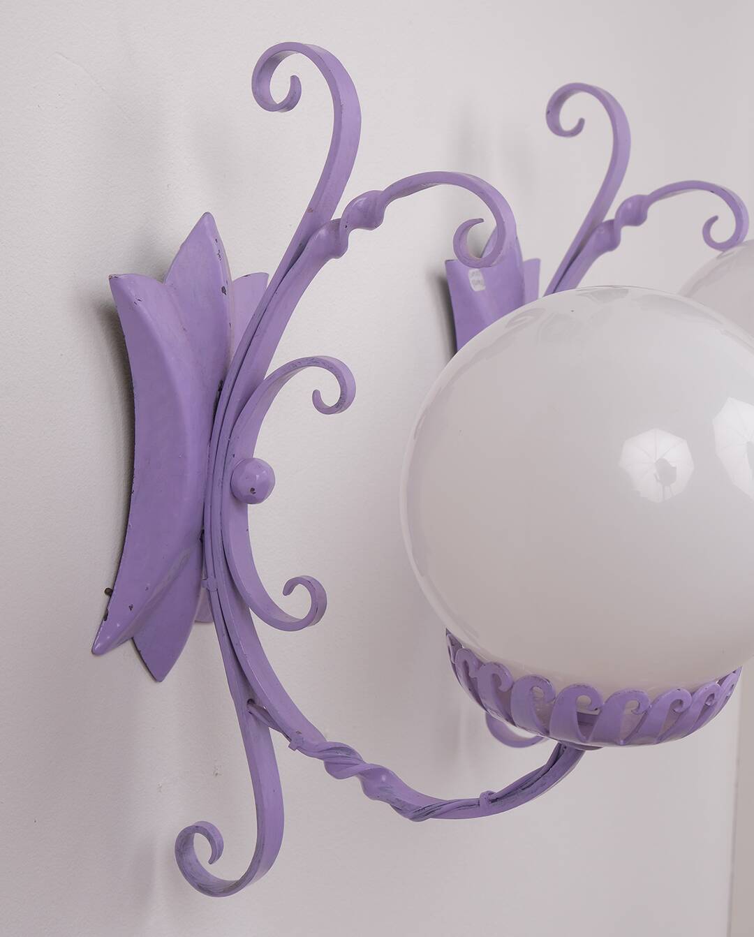 Appliques en fer forgé et sphères en verre x2