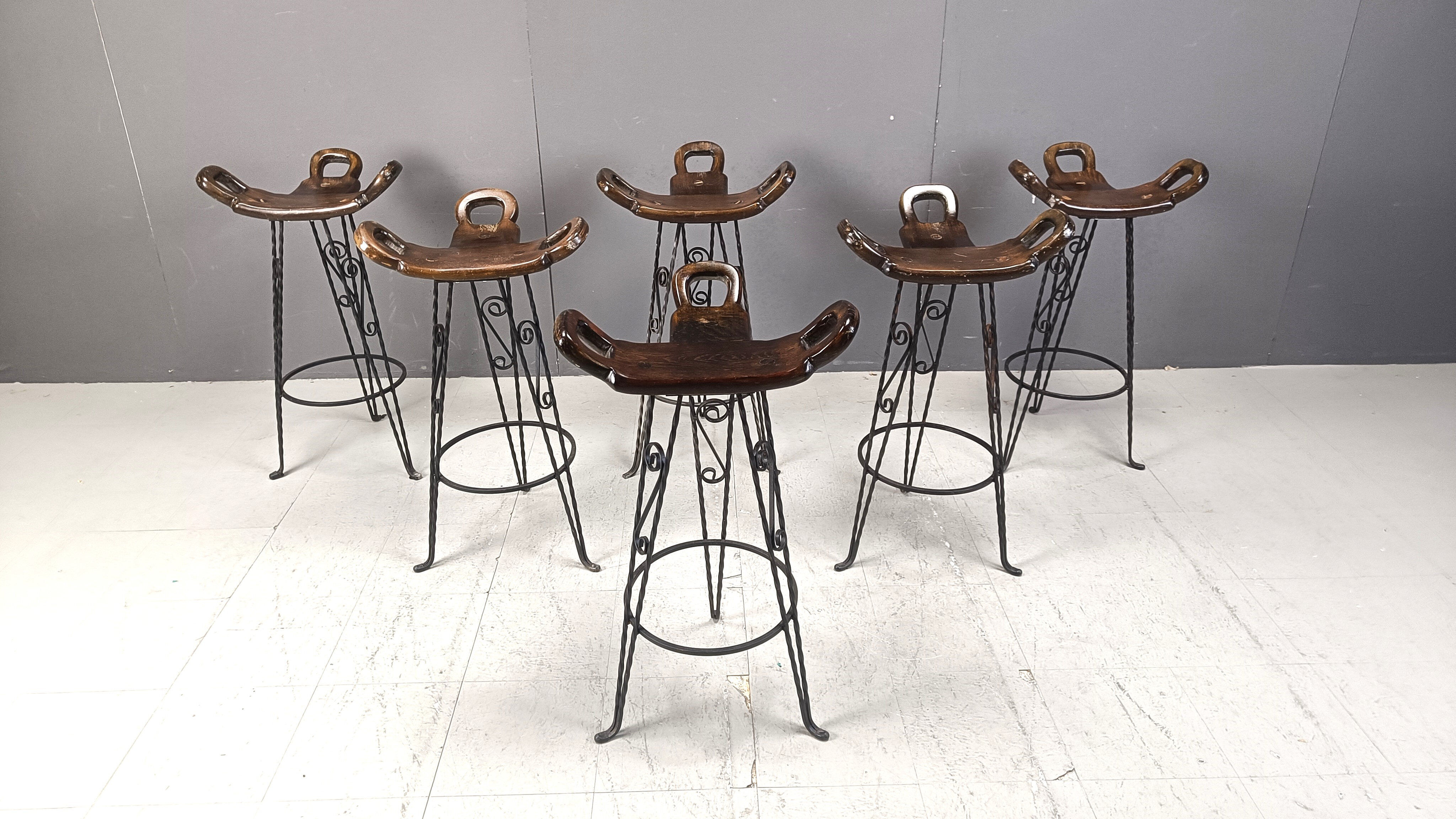 Ensemble de 6 tabourets de bar brutalistes, en fer forgé, années 1960.