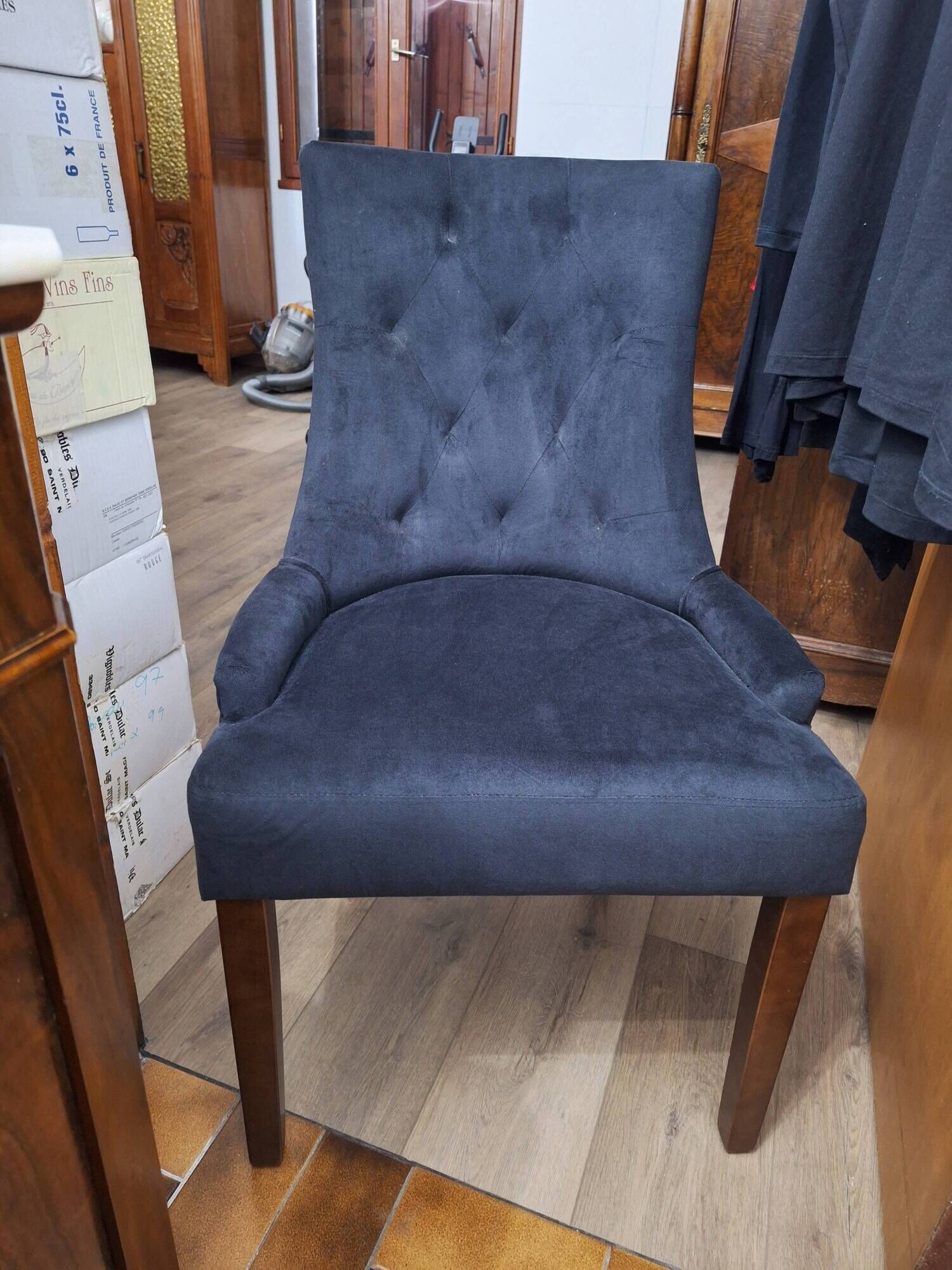 fauteuil capitonné velours noir design