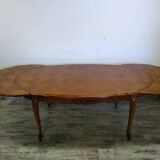 Regency style table with integrated extensions