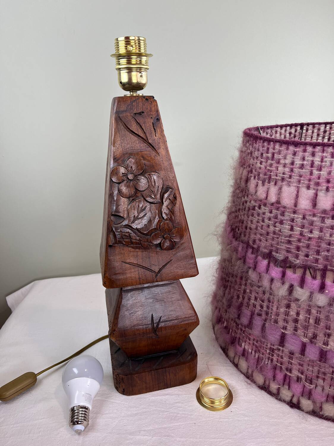 Lampe de table en bois sculpté, abat-jour en laine