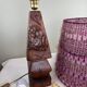 Lampe de table en bois sculpté, abat-jour en laine