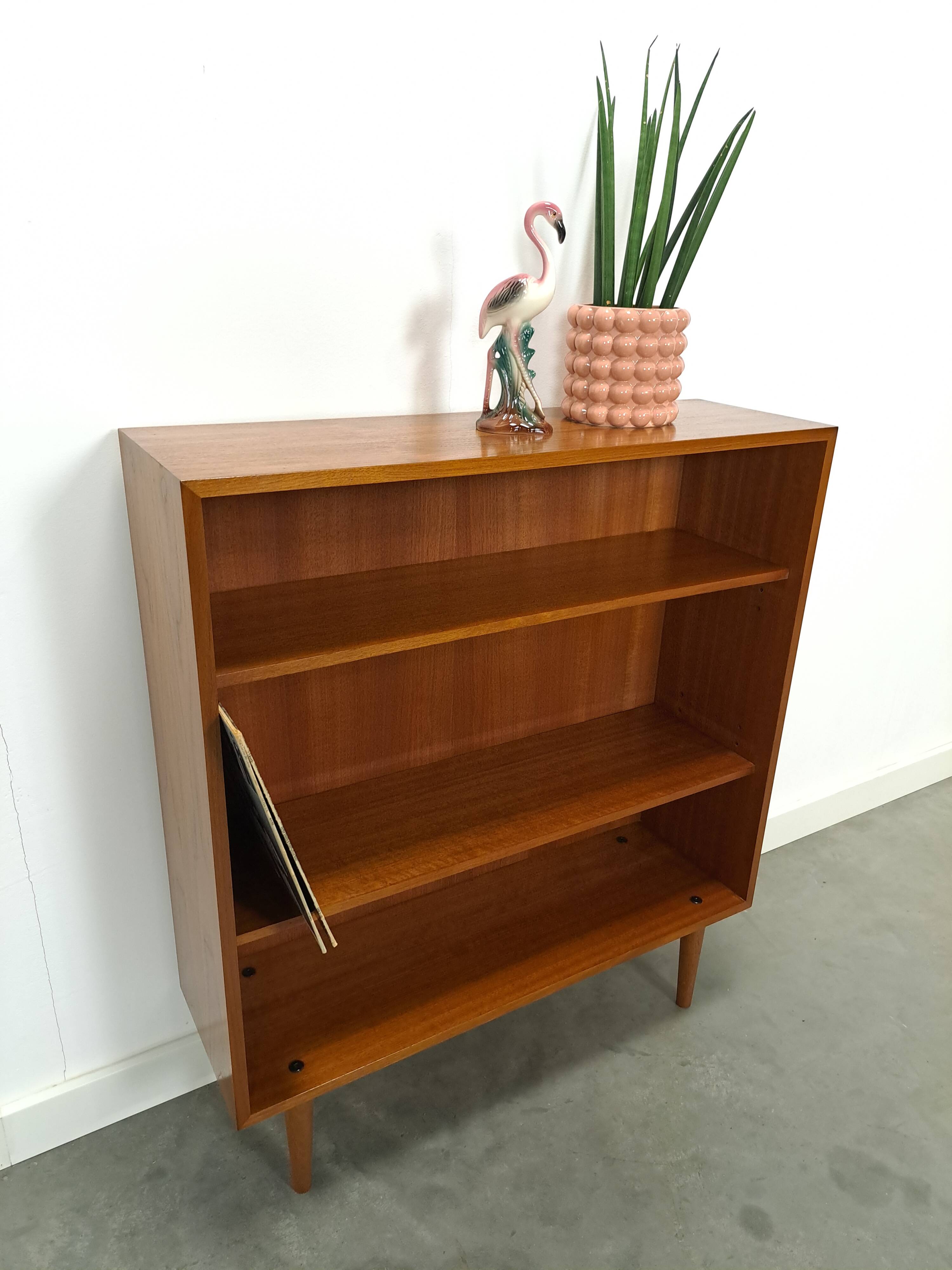 Noten fineer boekenkast LP kast met legplanken nr. 2