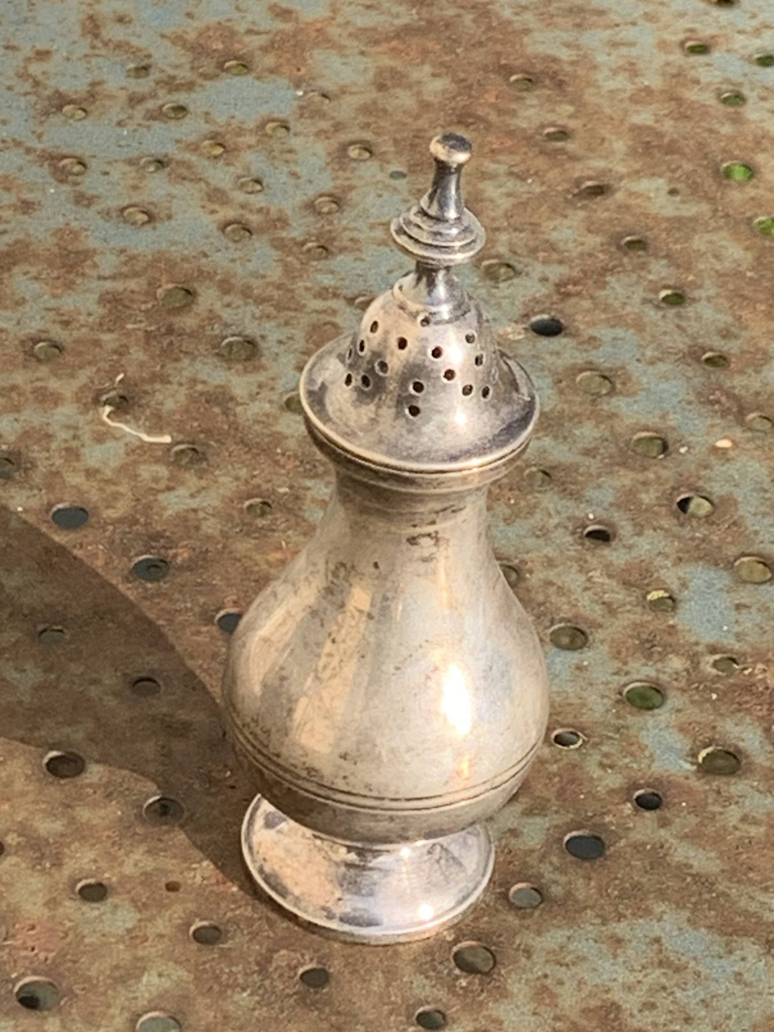 Pair of salt and pepper salt and pepper pots, in old, elegant silver metal