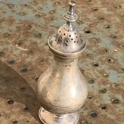 Pair of salt and pepper salt and pepper pots, in old, elegant silver metal
