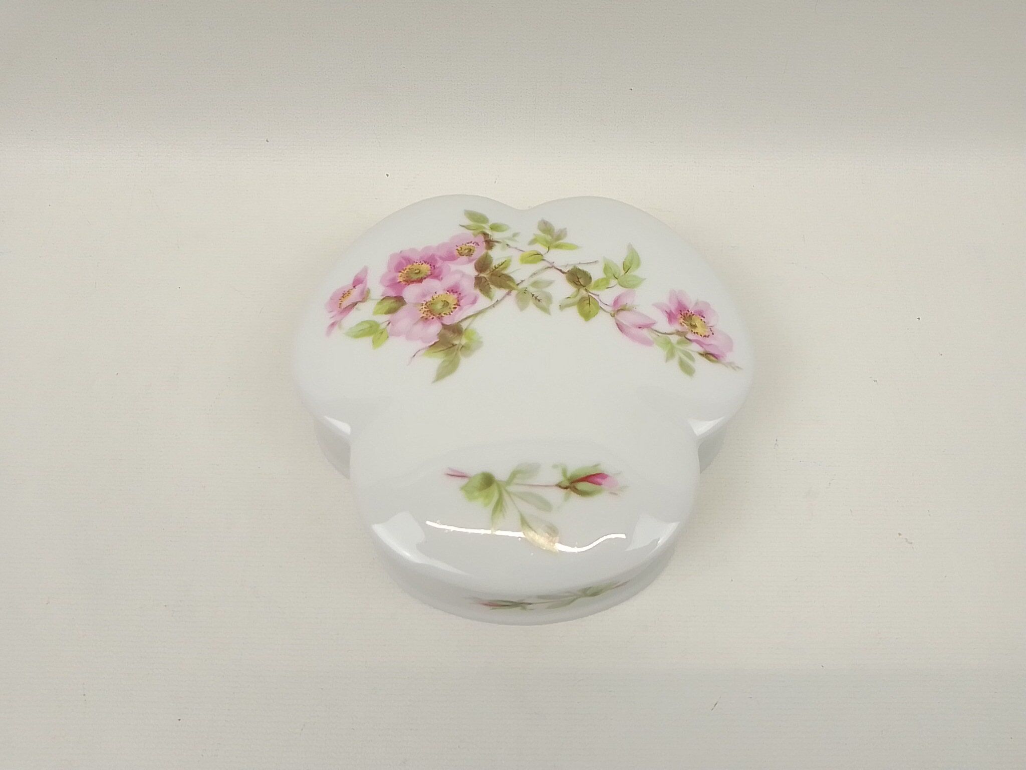 Boîte en céramique blanche déco roses – GIRAUD – Limoges France