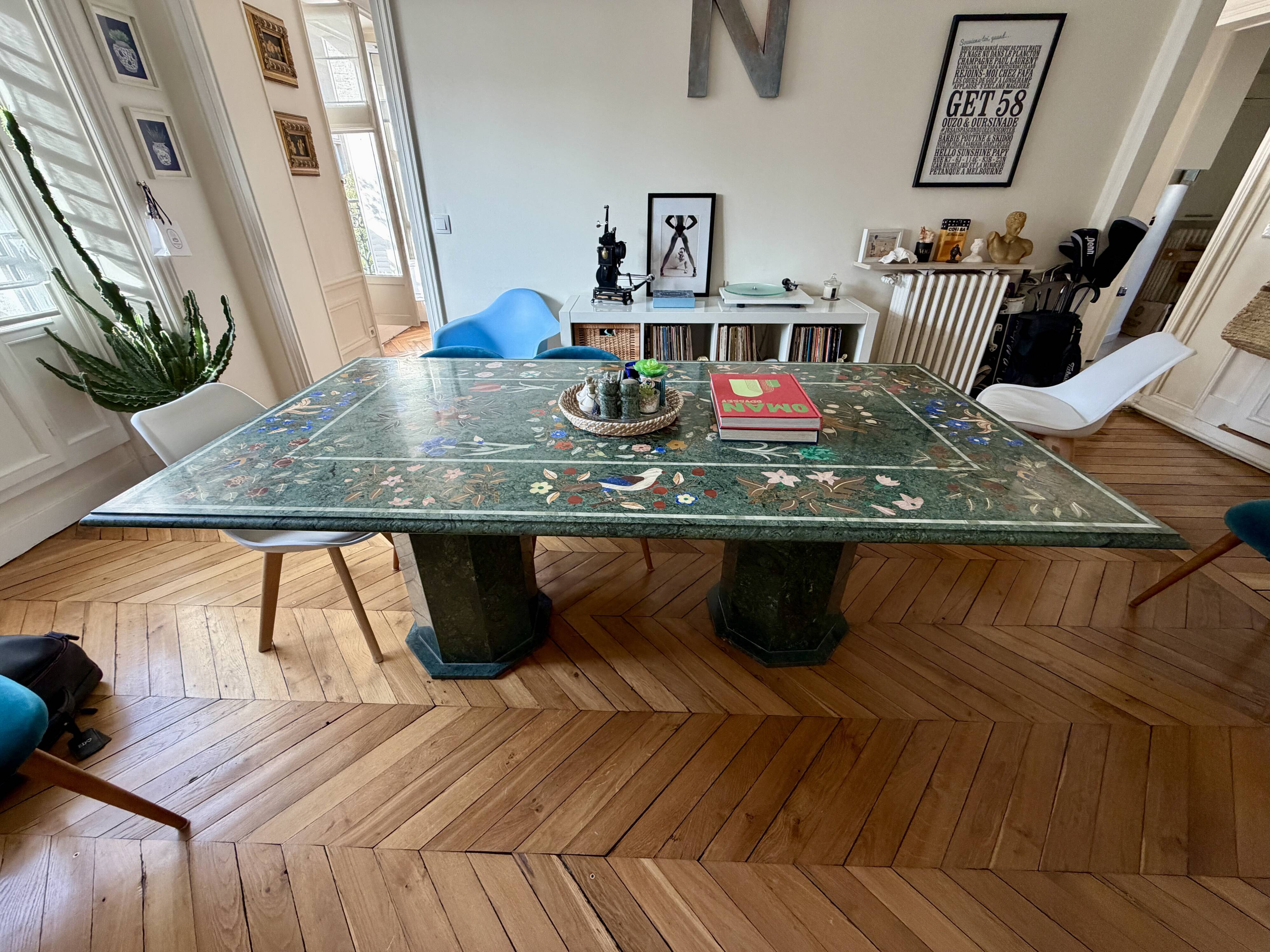Table d’exception en marbre vert incrusté de pierres – Pietra Dura d’Agra