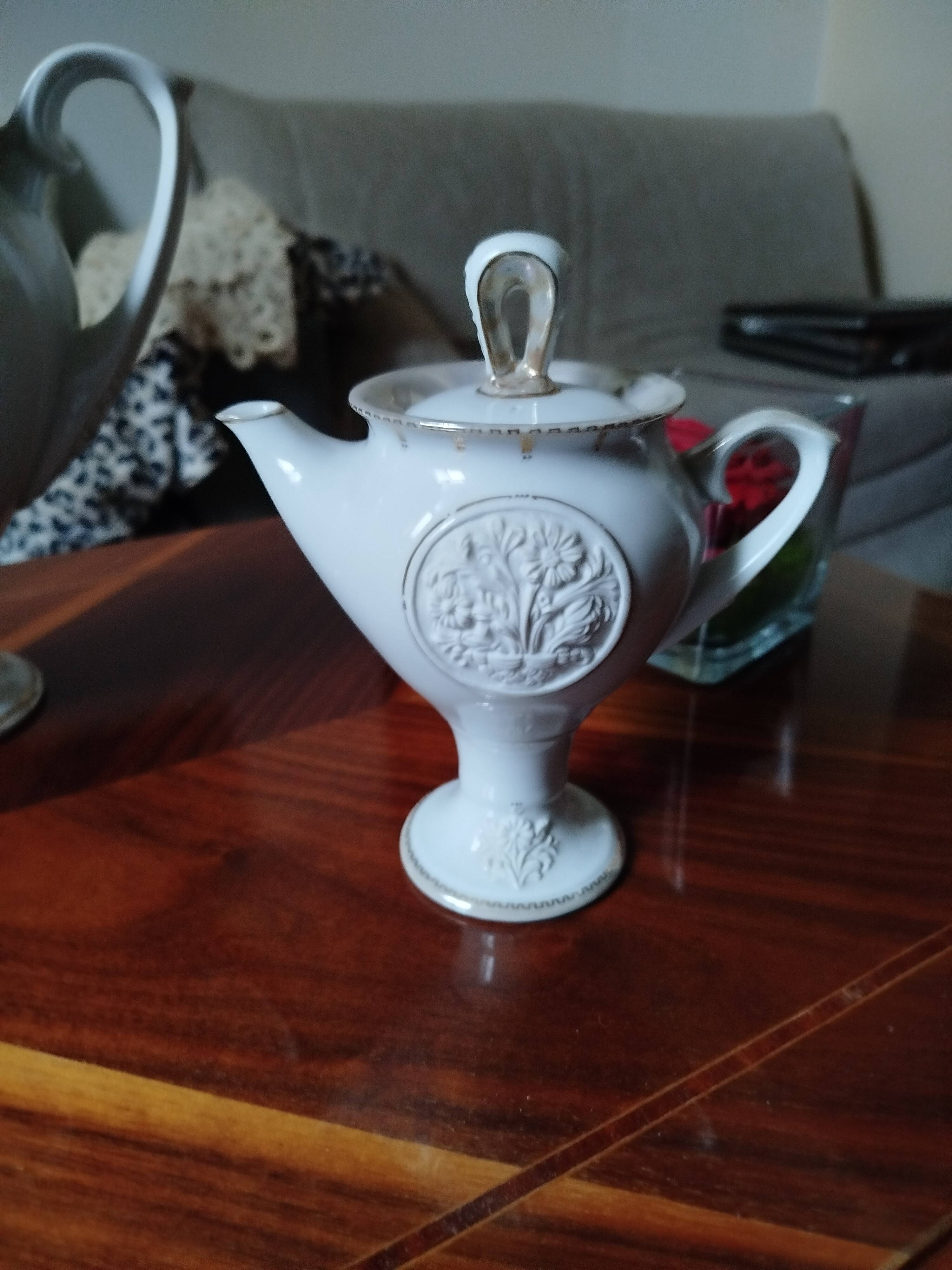 Luxury service of 16 pieces in pearlescent art porcelain - Signed DR PERLA, 1991