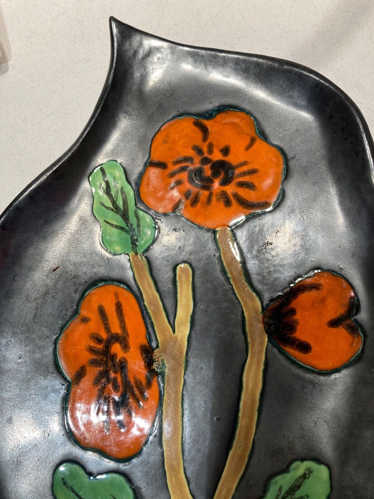 Ceramic dadish with flower decoration