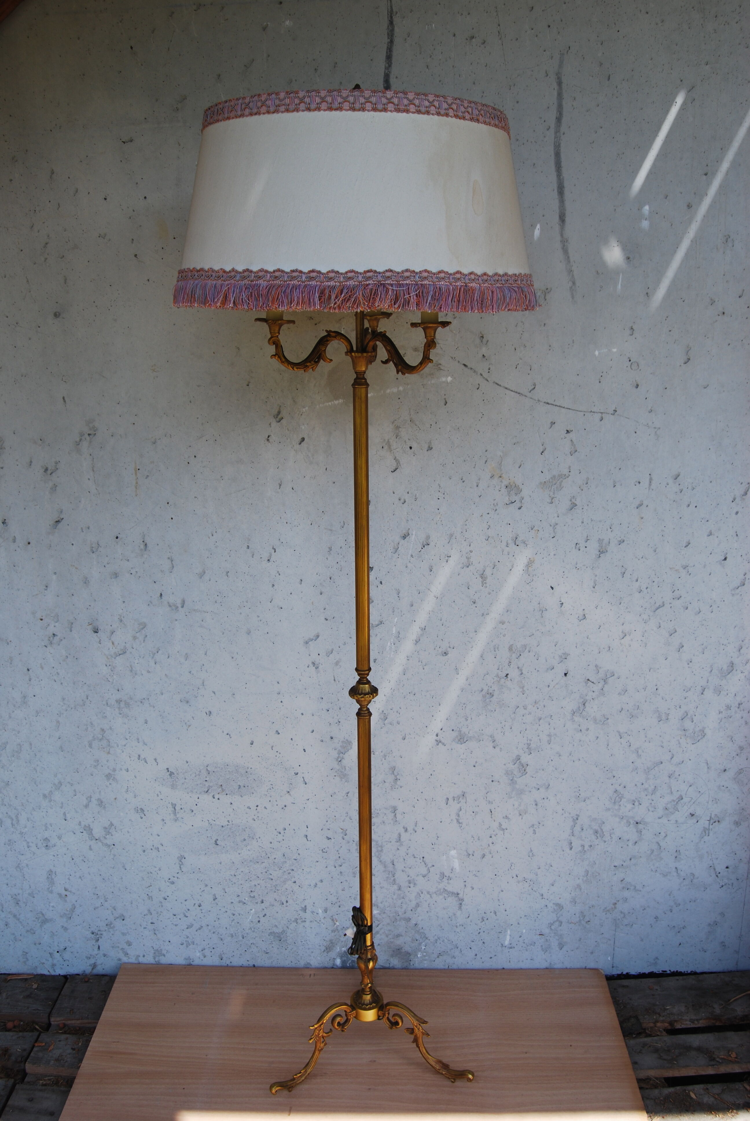 Lampadaire tripode trois bras de lumières en bronze de style Louis XV