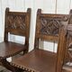 Suite de 6 chaises et 2 fauteuils en chêne et cuir à décor gothique