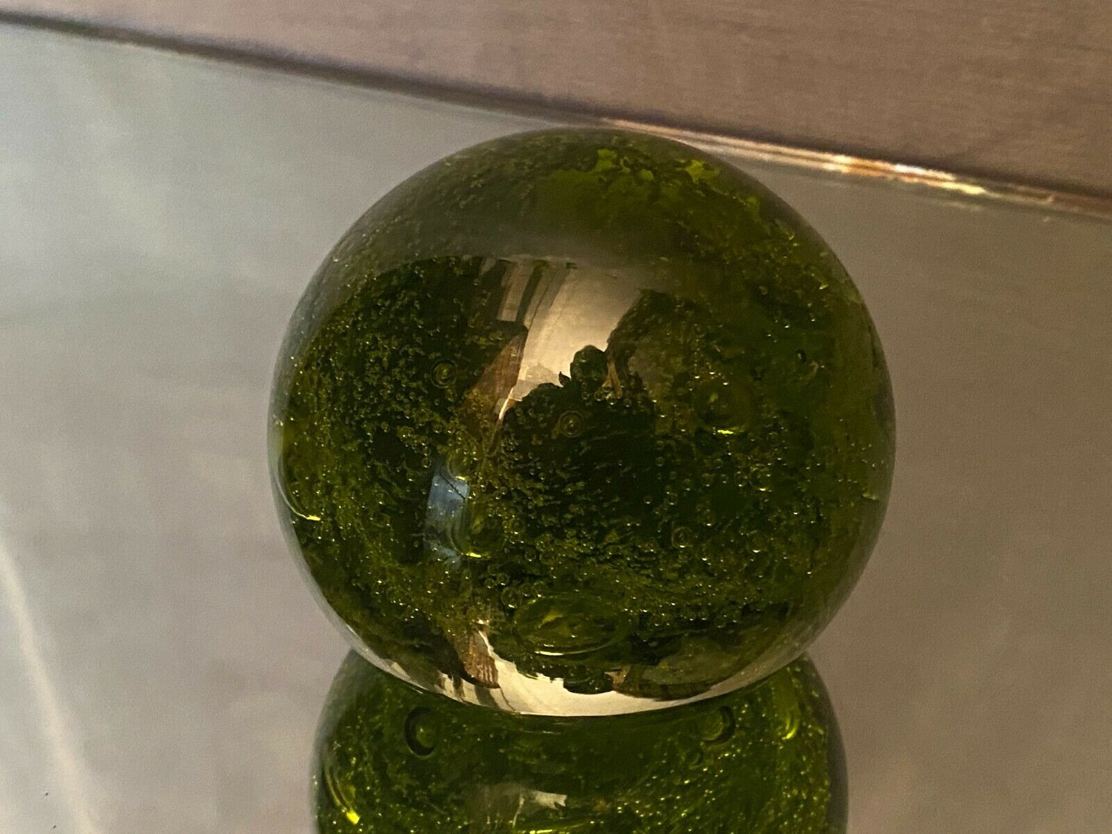 Boule sulfure presse-papier en verre teinté vert