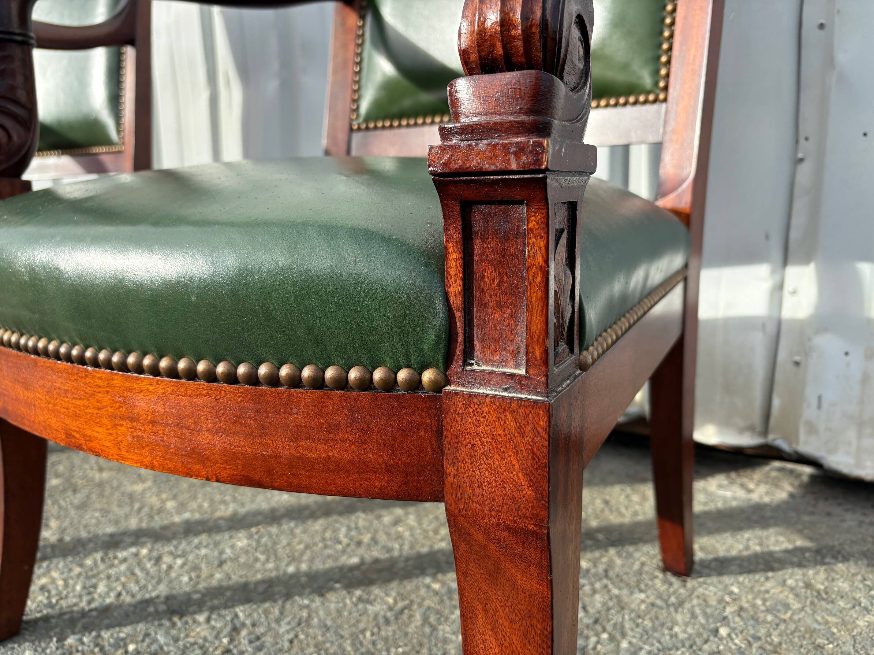 Paire de fauteuils de style Empire en acajou et cuir vert