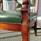 Paire de fauteuils de style Empire en acajou et cuir vert