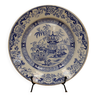 Assiette à décor japonais en porcelaine opaque Creil et Montereau Lebeuf Milliet