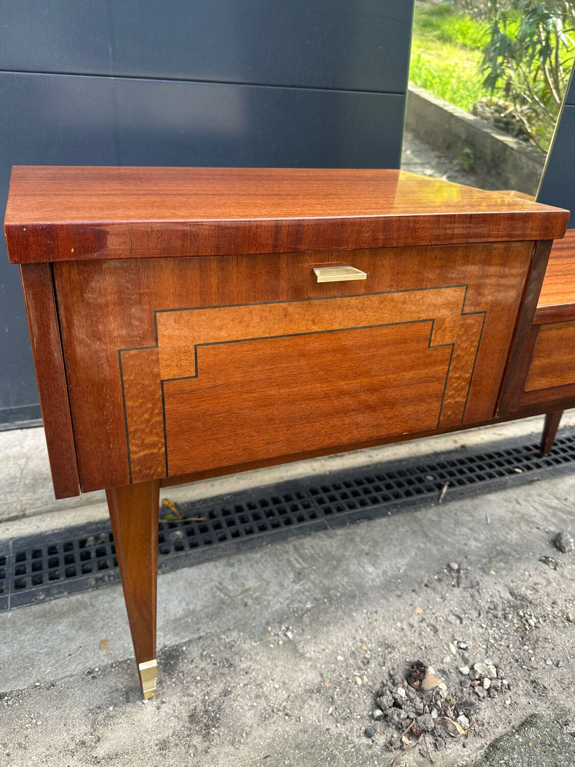 Furniture with a mirror