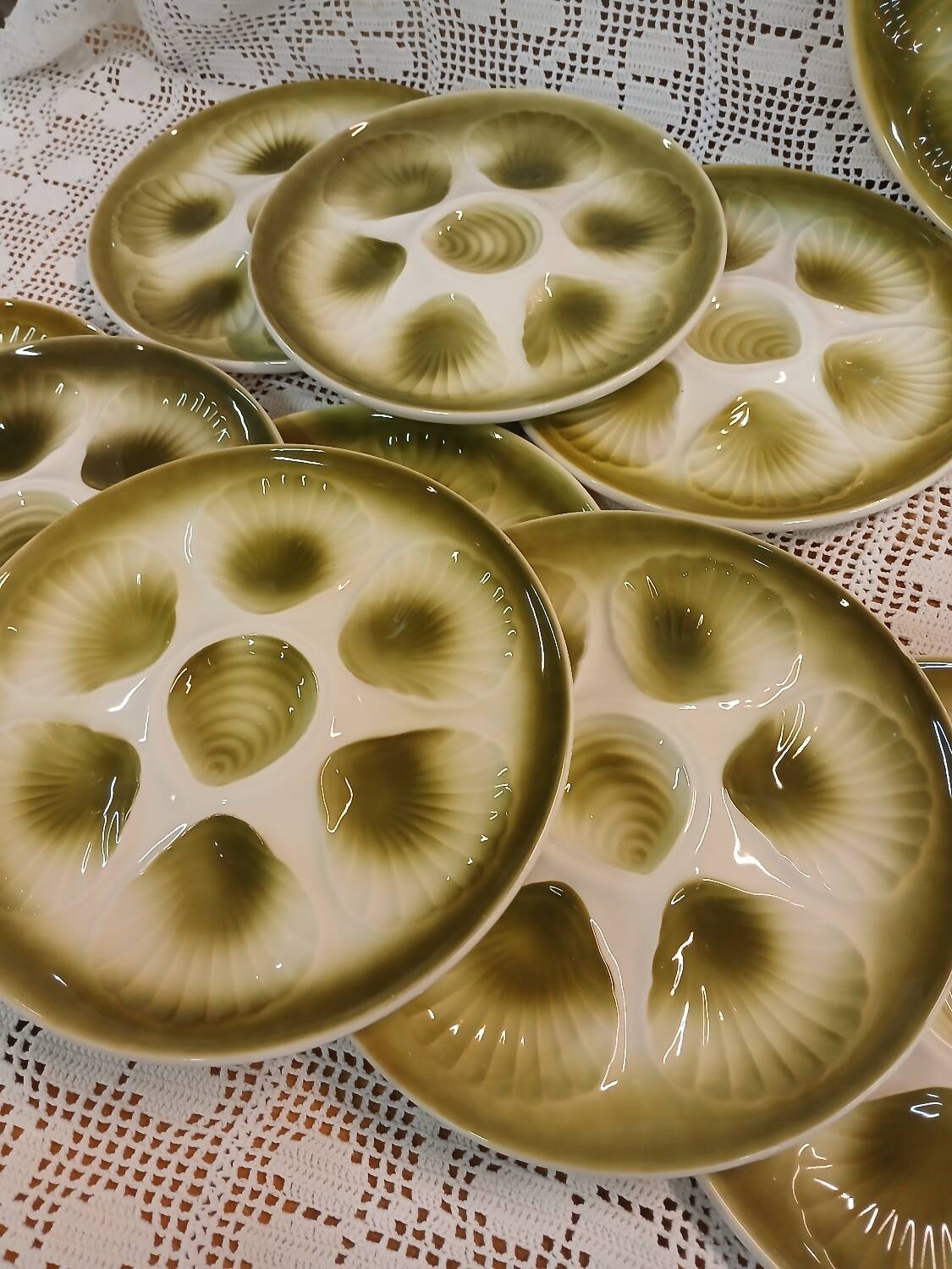 11 oyster plates + 1 Orchies Moulin des Loups dish