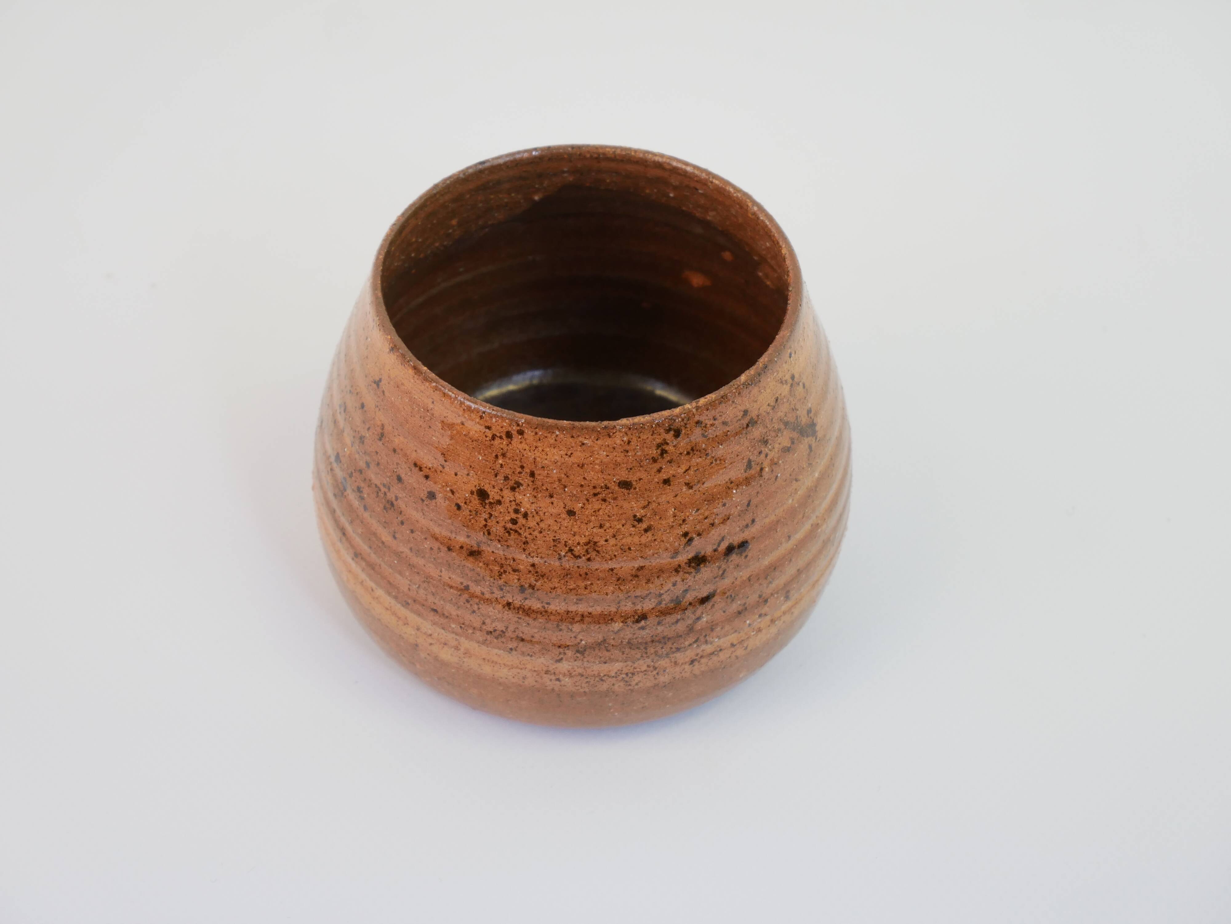 Petit pot en céramique tourné orange et marron