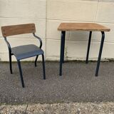 Bureau d'écolier avec son fauteuil
