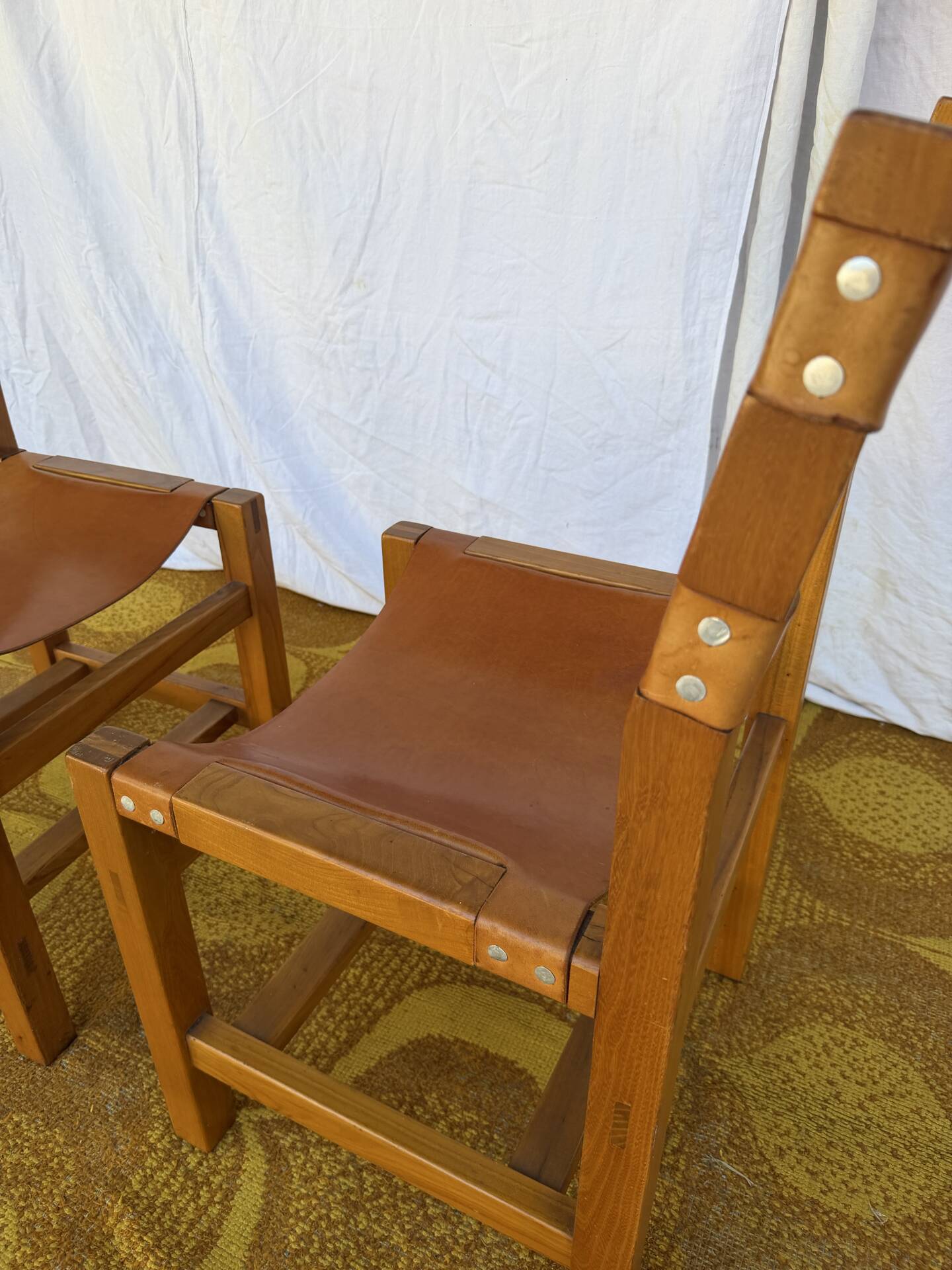 Set of 4 chairs Maison Regain in leather and solid elm.