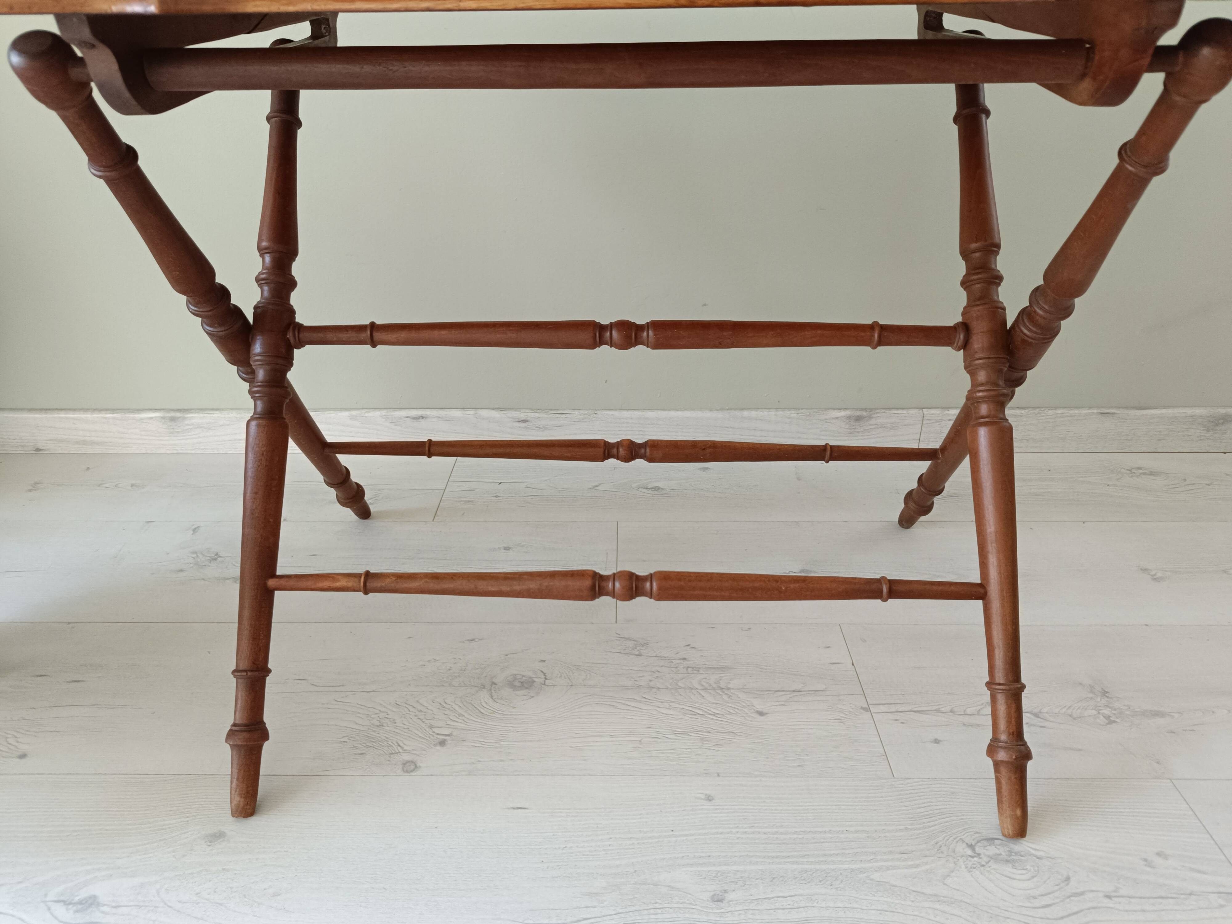Table pliante vintage aux pieds tournés