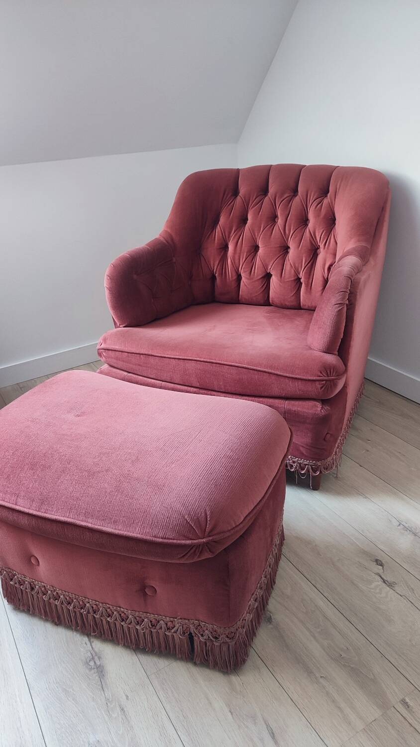 Fauteuil velours vieux rose et son repose pied