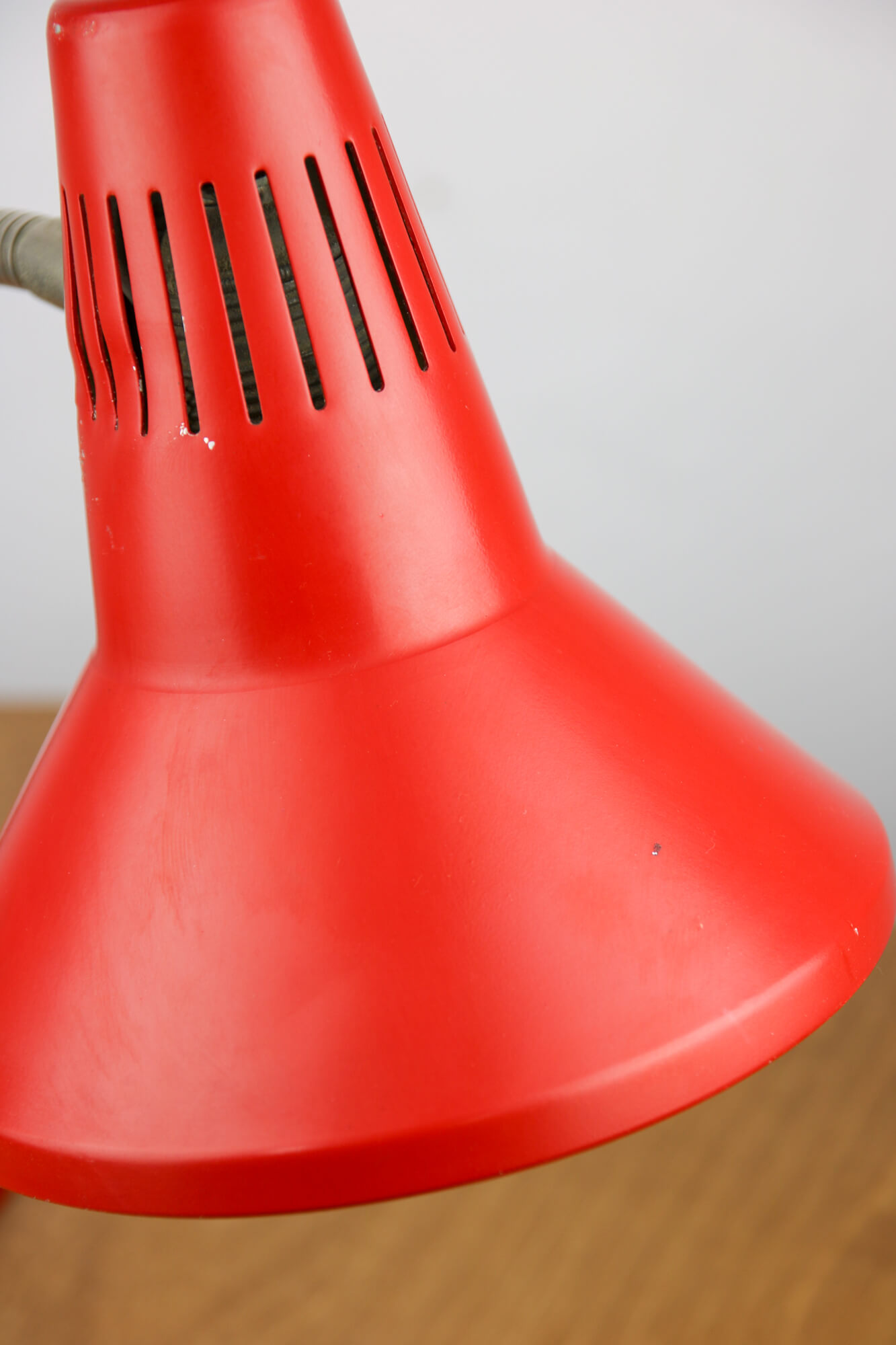 Adjustable desk lamps in painted green, red and yellow metal and chrome-plated spiral arm from tep,