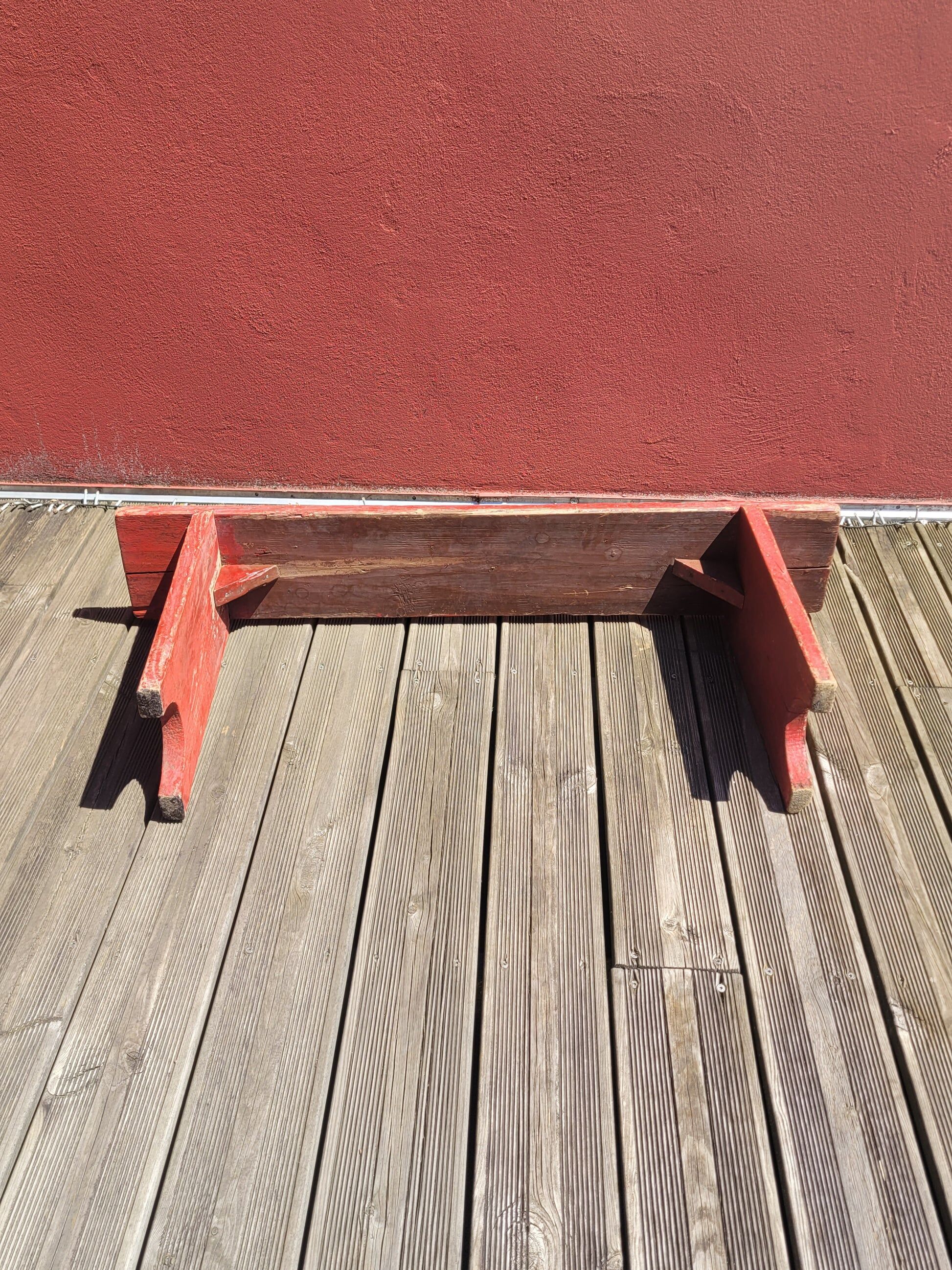 Banc ancien en bois peint en rouge
