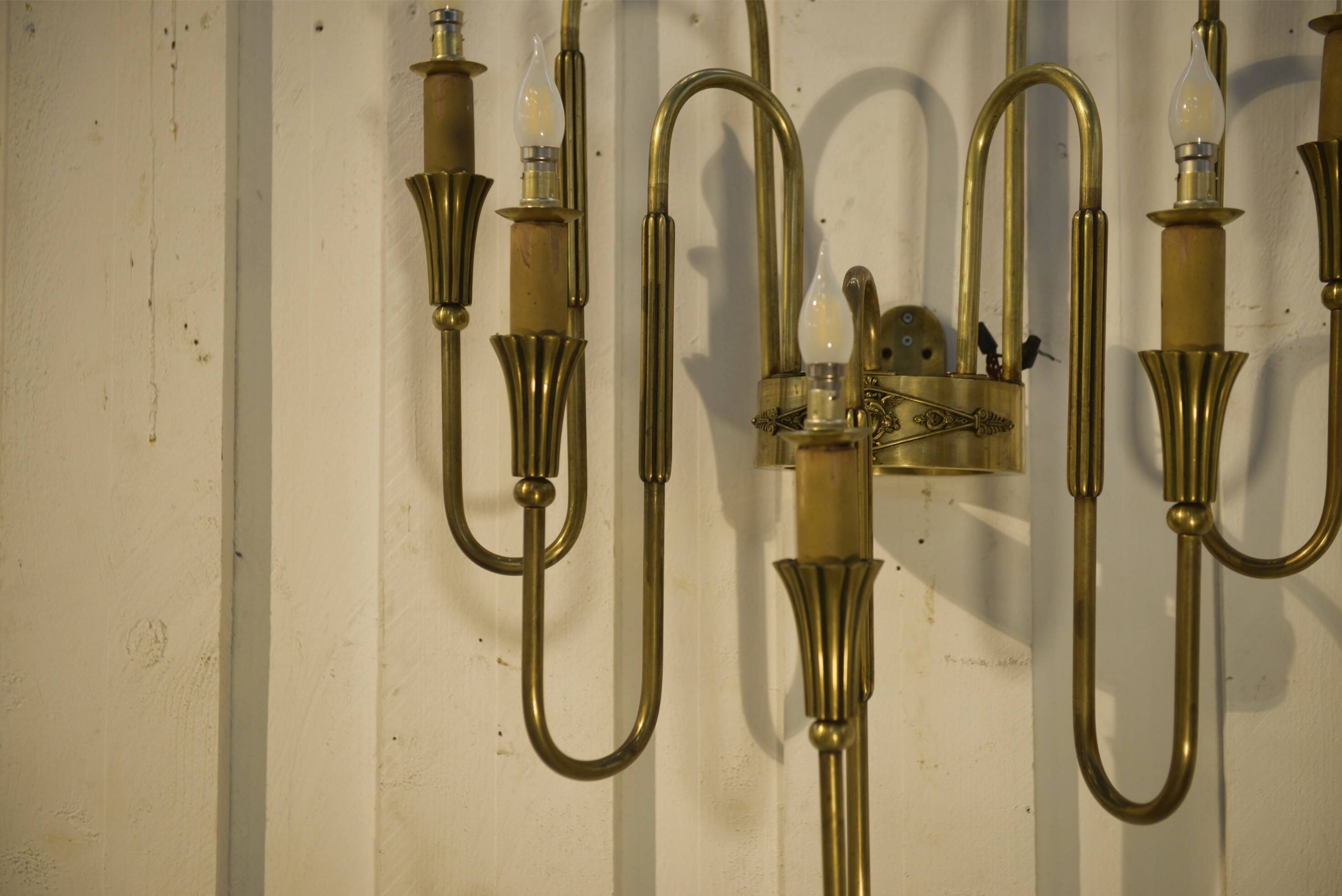 Monumental bronze wall light with 5 arms, neoclassical Art Deco from the 1940s.