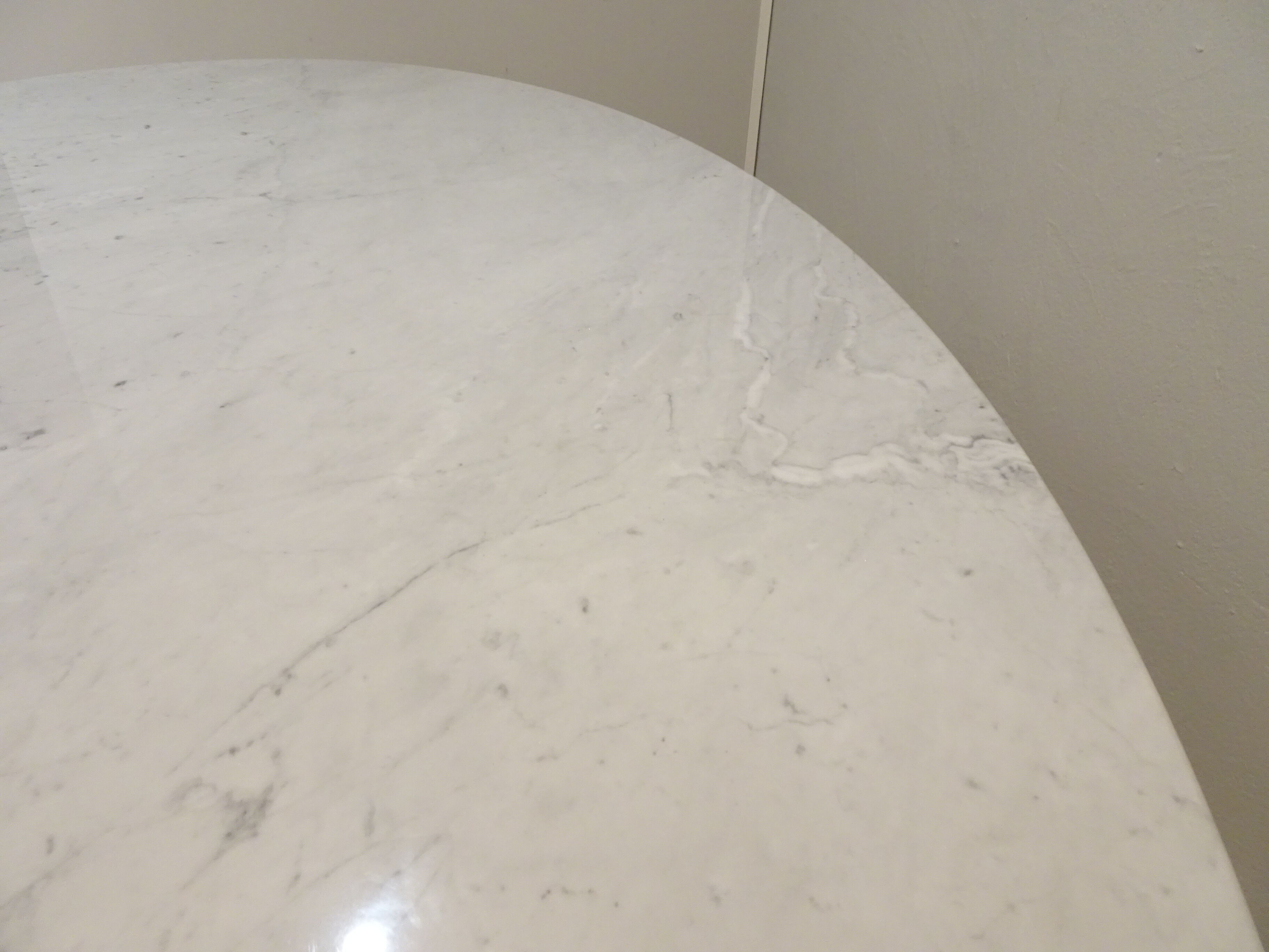 Knoll table in white square marble by Eero Saarinen