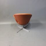 Fauteuil Swan en cuir classique cognac dessiné par Arne Jacobsen