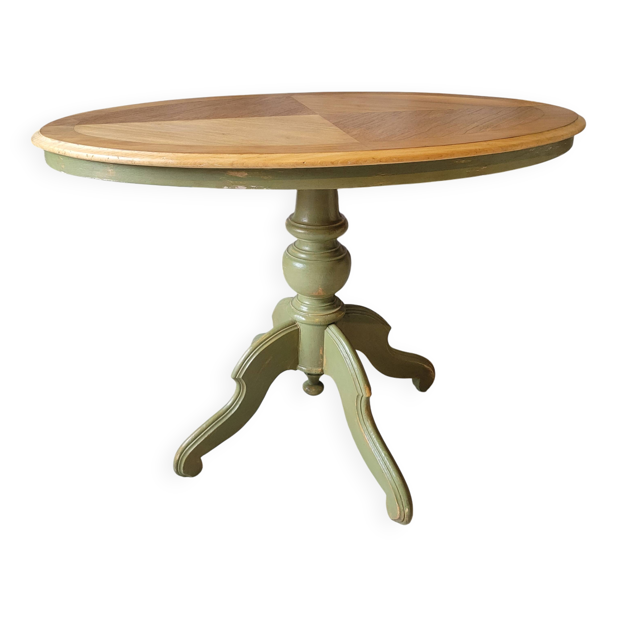 Oval table in chic country style