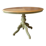 Oval table in chic country style